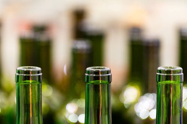 Dekorasyon için önplan boş renk ve alkol şişeleri
