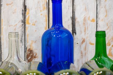 Dekorasyon için önplan boş renk ve alkol şişeleri