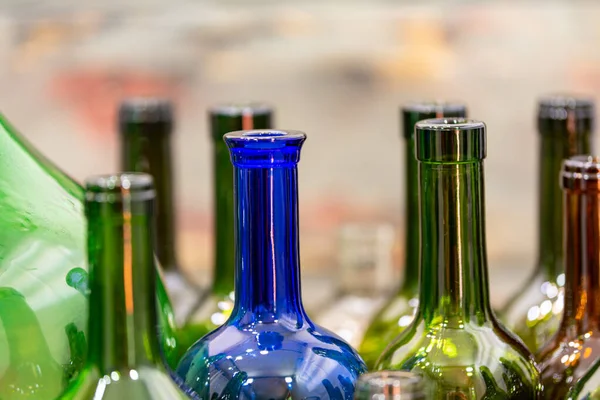 Dekorasyon için önplan boş renk ve alkol şişeleri