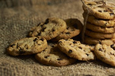 Zengin ve çıtır çikolatalı kurabiyeler