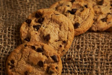 Zengin ve çıtır çikolatalı kurabiyeler