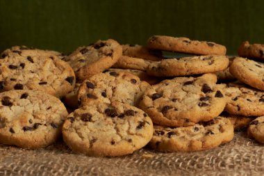 Zengin ve çıtır çikolatalı kurabiyeler