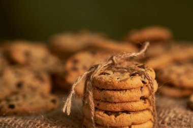 Zengin ve çıtır çikolatalı kurabiyeler