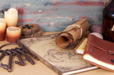 Kokulu mumlar ve kırsal ahşap masadaki diğer eşyalar.