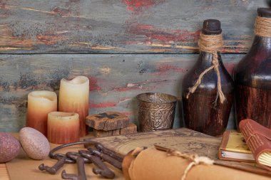 Kokulu mumlar ve kırsal ahşap masadaki diğer eşyalar.
