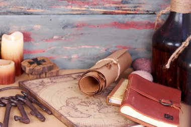 Kokulu mumlar ve kırsal ahşap masadaki diğer eşyalar.