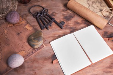 Kokulu mumlar ve kırsal ahşap masadaki diğer eşyalar.