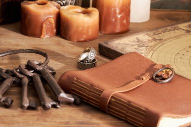 Kokulu mumlar ve kırsal ahşap masadaki diğer eşyalar.