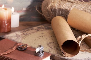 Kokulu mumlar ve kırsal ahşap masadaki diğer eşyalar.