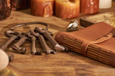 Kokulu mumlar ve kırsal ahşap masadaki diğer eşyalar.