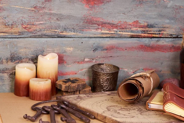 Kokulu mumlar ve kırsal ahşap masadaki diğer eşyalar.