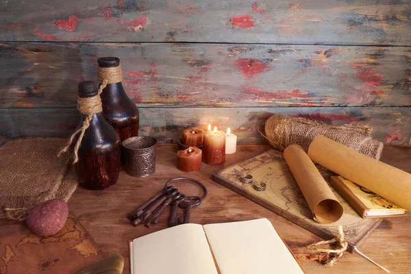 Kokulu mumlar ve kırsal ahşap masadaki diğer eşyalar.