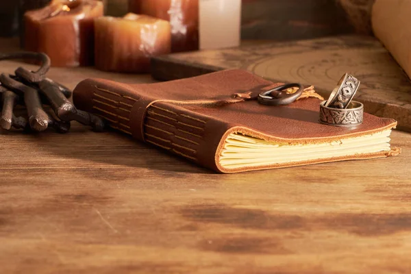 Kokulu mumlar ve kırsal ahşap masadaki diğer eşyalar.