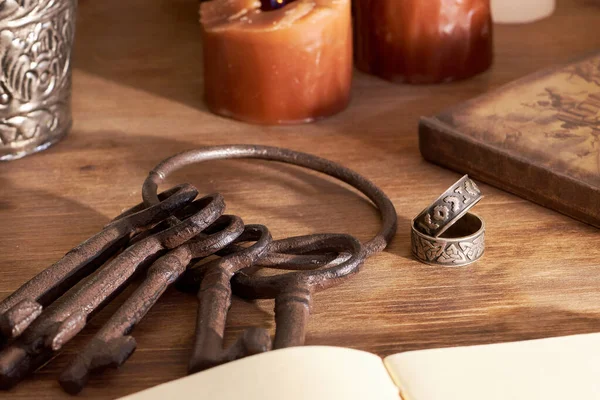 Kokulu mumlar ve kırsal ahşap masadaki diğer eşyalar.