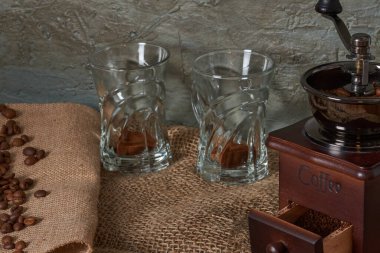 Kahve çekirdekleri ve öğütücü.