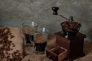 Kahve çekirdekleri ve öğütücü.