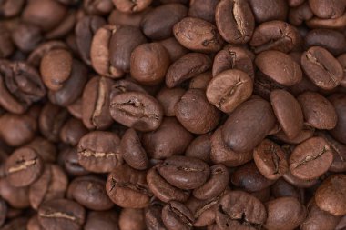 Kahve çekirdekleri ve öğütücü.