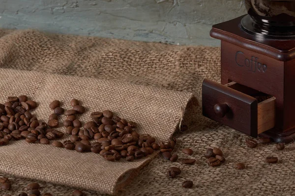 Granos Café Molinillo Mesa Con Fondo Rústico — Foto de Stock