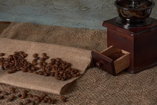 Granos Café Molinillo Mesa Con Fondo Rústico — Foto de Stock