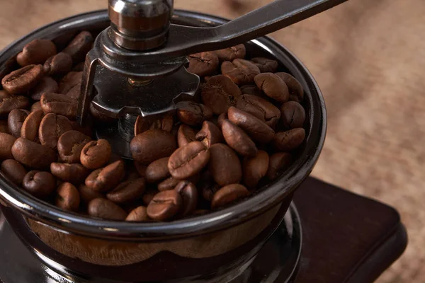 Granos Café Molinillo Mesa Con Fondo Rústico — Foto de Stock