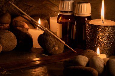 Terapi ve rahatlama için aromatik taşlar ve mumlar.