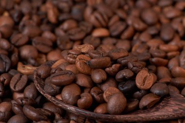 Kahve çekirdekleri ve öğütücü.