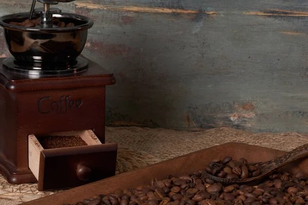 Bönor Och Kvarn För Att Förbereda Rik Och Varmt Kaffe — Stockfoto