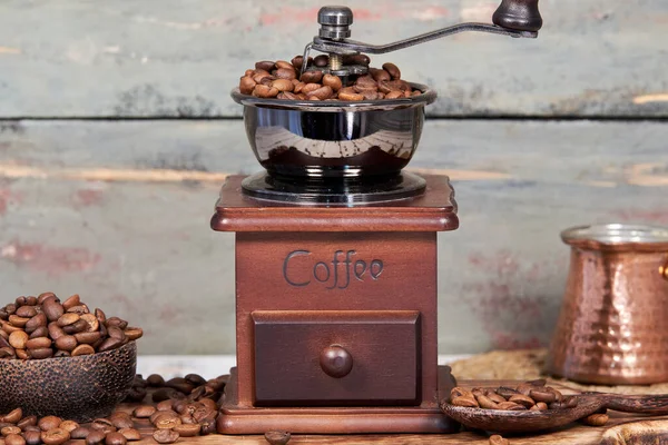 Kaffeebohnen Und Mühle Auf Dem Tisch Mit Rustikalem Hintergrund — Stockfoto