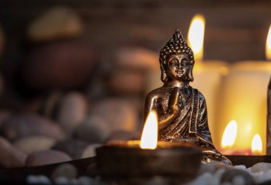 image with energy stones and aromatic candles to meditate, in silence, in the temple