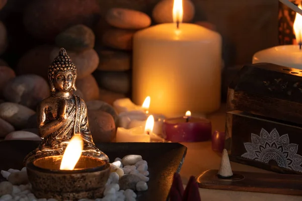 用能量石和芬芳的蜡烛在庙宇里默默冥想 — 图库照片