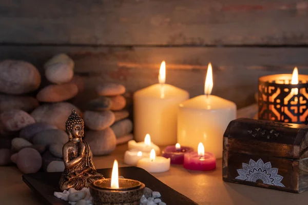 Bild Mit Energiesteinen Und Aromatischen Kerzen Zum Meditieren Stille Tempel — Stockfoto