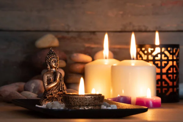 Bild Mit Energiesteinen Und Aromatischen Kerzen Zum Meditieren Stille Tempel lizenzfreie Stockfotos