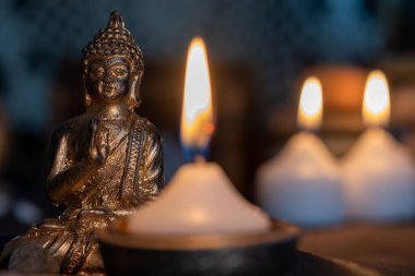 Mumların yanındaki Budist tapınağındaki resim