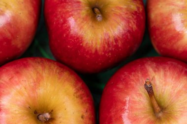 Zengin ve sulu taze elmalar ön planda, yemek için her zaman çok sağlıklı ve enerjik.