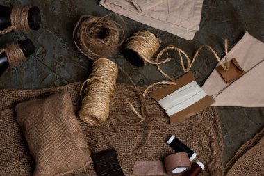 Kahverengi tonlardaki rustik süsler için farklı iplikler