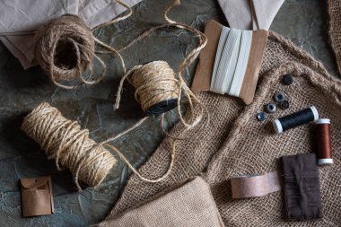 Kahverengi tonlardaki rustik süsler için farklı iplikler