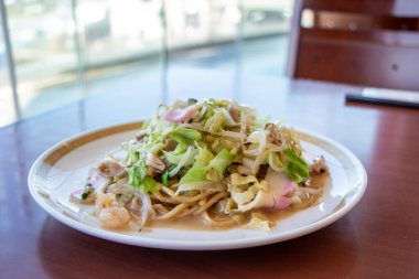 Sara Udon, Nagasaki 'nin özel yemeklerinden biri. Çin mutfağından etkilenince, lezzetli bir öğle yemeği oluyor.. 