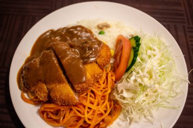 Türk pilavı veya Nagasaki 'nin pirinç, makarna, salata ve köri soslu kızarmış domuz pirzolasından oluşan özel yemeklerinden biri olan Toruko Raisu..