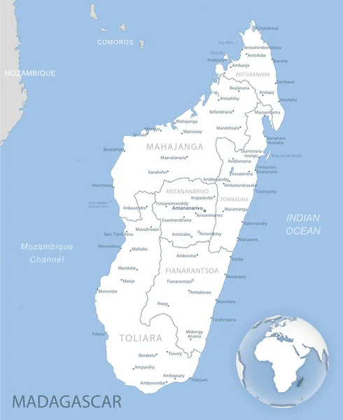 Mappa dettagliata blu-grigio delle divisioni amministrative e della posizione del Madagascar sul globo. — Vettoriale Stock