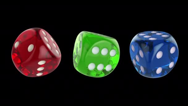 Красный, зеленый, синий полупрозрачный покер кости вращаются случайным образом на прозрачном фоне. — стоковое видео