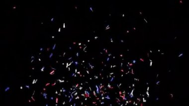 Farklı şekilli mavi-kırmızı-beyaz konfetilerin çifte patlaması patlar ve siyah arka plana düşer. Herhangi bir arkaplanda kompozisyon için alfa kanalı ile canlandırma