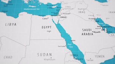 Dünyanın politik haritasında Orta Doğu 'ya. Mısır 'dan Kızıl Deniz' e Arap Yarımadası 'ndan İran Körfezi' ne ve Hazar Denizi 'ne doğru hareket.