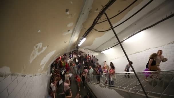 Mensen binnen metrostation in Parijs — Stockvideo