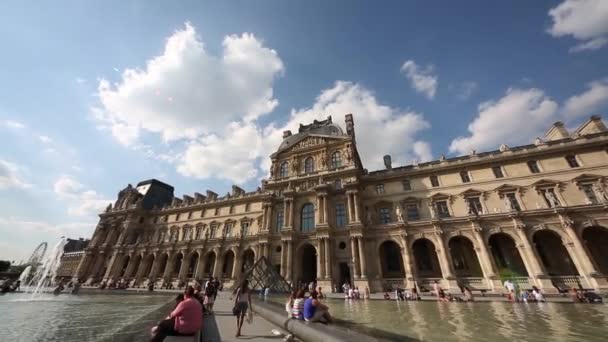 Turistas que visitam o Louvre — Vídeo de Stock