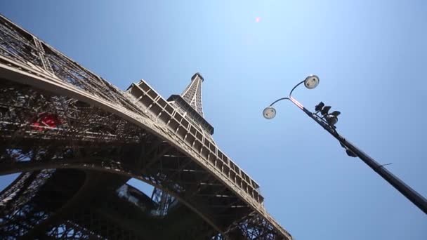 A Torre Eiffel em Paris — Vídeo de Stock