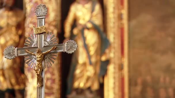 Kreuz und Heiligenstatuen in der Kirche — Stockvideo