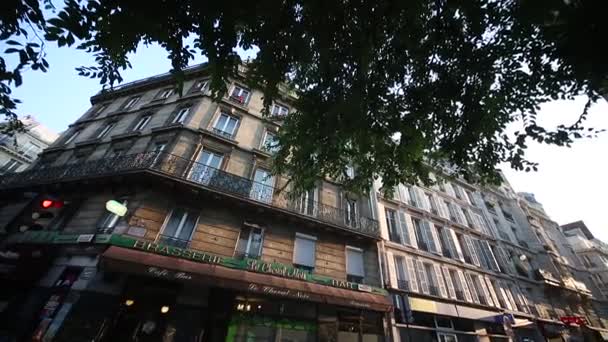 Улица со зданиями и автомобилями в Париже — стоковое видео