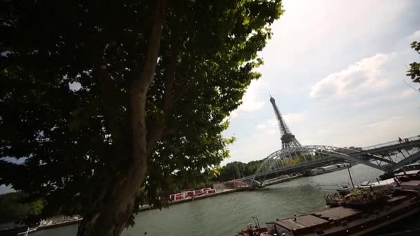 Floden Seine och båtar — Stockvideo