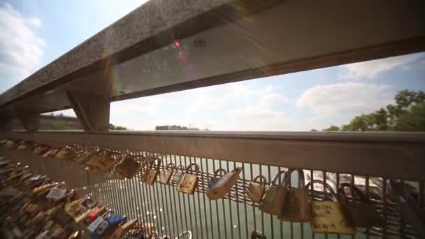 Love locks on a bridge in Paris — Stock Video