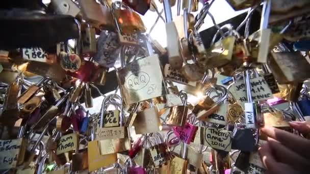 El amor se cierra en un puente en París — Vídeos de Stock